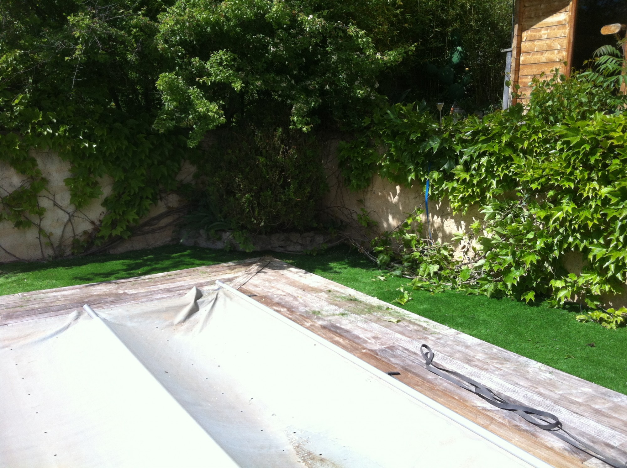 pose d'un gazon synthétique près d'une piscine